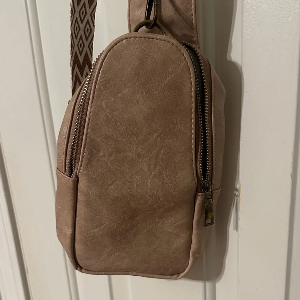 Stylish Tan Crossbody Bag - Picture 3 of 7
